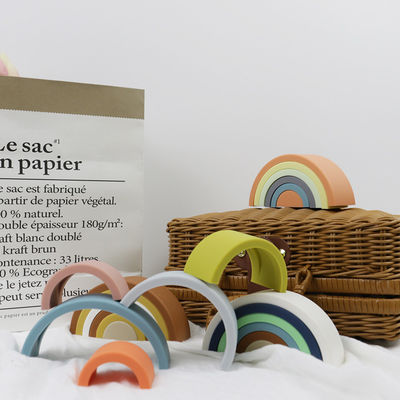 Il silicone molle su misura gioca l'arcobaleno che impila per il bambino educativo