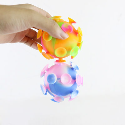 La multi palla colorata della tazza di aspirazione dei giocattoli del silicone del bambino per i bambini fa festa