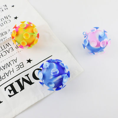 La multi palla colorata della tazza di aspirazione dei giocattoli del silicone del bambino per i bambini fa festa