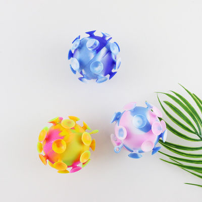 La multi palla colorata della tazza di aspirazione dei giocattoli del silicone del bambino per i bambini fa festa