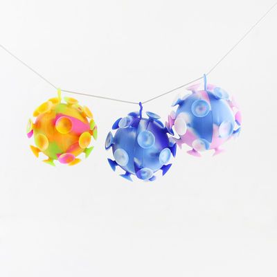 La multi palla colorata della tazza di aspirazione dei giocattoli del silicone del bambino per i bambini fa festa