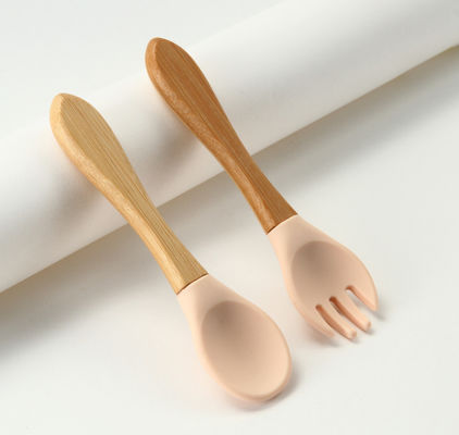 Forchette del silicone e cucchiai su ordinazione, alimenti per bambini del silicone messi per addestramento di svezzamento del bambino