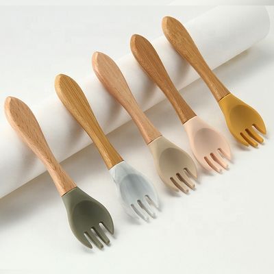 Commestibile le forchette ed i cucchiai del silicone termoresistenti con la maniglia di legno