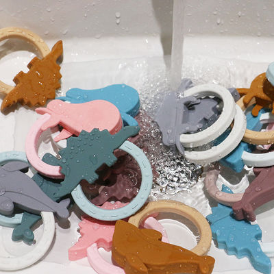 Forma di Teether Toy With Penguin Unicorn Raccoon del bambino del silicone del fumetto