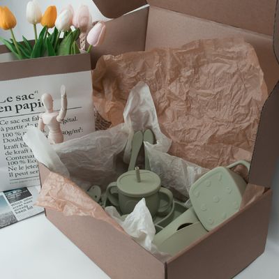 Pacchetto con scatola personalizzata per bambini bambini set di stoviglie in silicone con tazza piatto ciotola cucchiaio forchetta bib