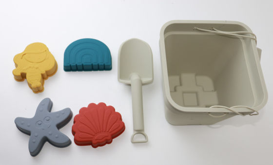 I giocattoli su misura del silicone del bambino, secchio della sabbia del silicone hanno messo con 6 pezzi