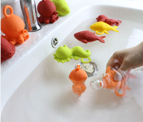 Il silicone di gomma del bambino di colori brillanti gioca BPA libero per il galleggiamento dell'acqua del bambino