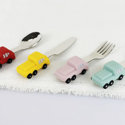 Cucchiaio del bambino di acciaio inossidabile del bambino con la maniglia del silicone di forma dell'automobile