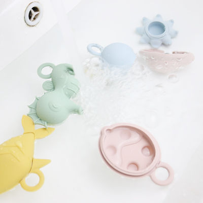 NUOVI bambini dei bambini di arrivo che fanno galleggiare i giocattoli liberi dell'acqua del silicone mettere i denti del commestibile di bpa dei giocattoli del silicone del bagno