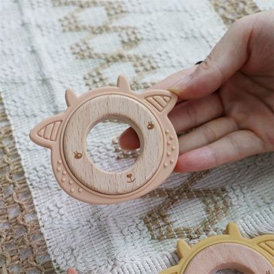 Teether per bambini in silicone multifunzionale con anello di legno adattabile per i denti con modello animale