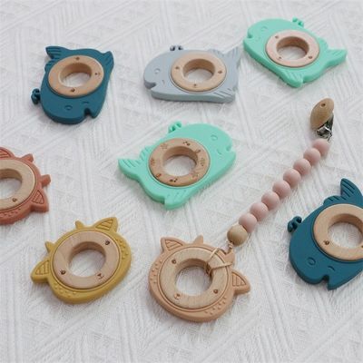 Teether per bambini in silicone multifunzionale con anello di legno adattabile per i denti con modello animale
