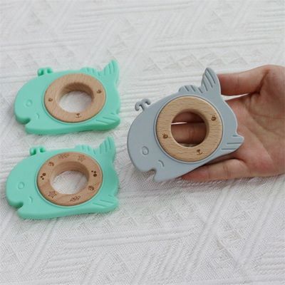 Teether per bambini in silicone multifunzionale con anello di legno adattabile per i denti con modello animale