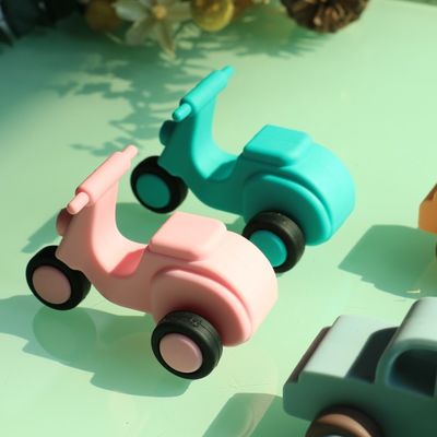 custom e all'ingrosso Sicuri giocattoli per veicoli in silicone set per bambini camion ambulanza motocicli giocattoli per auto liquidi
