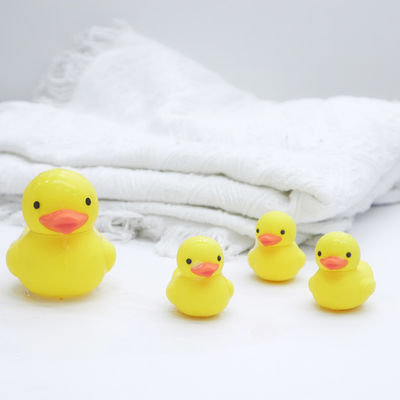 Fabbrica di silicone personalizzato ODM OEM giocattoli per bagno per bambini PVC libero BPA libero materiale sicuro 100% giocattoli di anatra di silicone