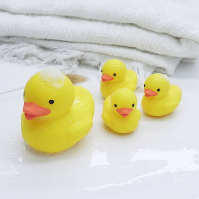 Fabbrica di silicone personalizzato ODM OEM giocattoli per bagno per bambini PVC libero BPA libero materiale sicuro 100% giocattoli di anatra di silicone