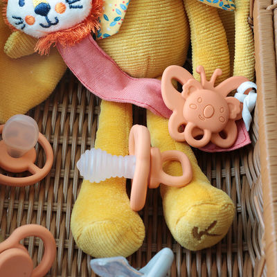 all'ingrosso diversi colori disponibili in magazzino consegna veloce bambino libero da BPA denti calmante bambino morbido silicone ciuccio