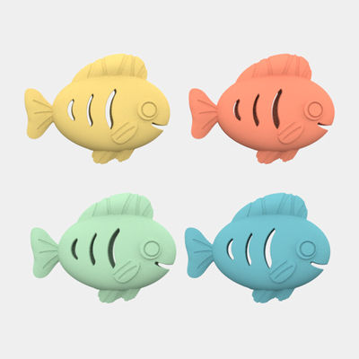 Ingrosso colorato Bpa Grado alimentare gratuito Silicone per cani da compagnia allenamento pesce forma giocattoli snack perdita lenta alimentatore di silicone pesce giocattoli