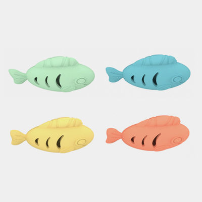 Ingrosso colorato Bpa Grado alimentare gratuito Silicone per cani da compagnia allenamento pesce forma giocattoli snack perdita lenta alimentatore di silicone pesce giocattoli