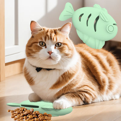 Ingrosso colorato Bpa Grado alimentare gratuito Silicone per cani da compagnia allenamento pesce forma giocattoli snack perdita lenta alimentatore di silicone pesce giocattoli