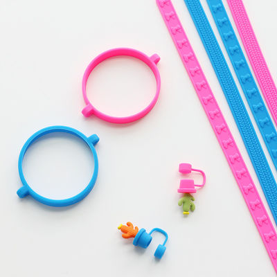 Sling di manicomio in silicone personalizzato per tumbler personalizzato antiscivolo Sippy Cup Etichetta bottiglia d'acqua porta striscia accessori di barra